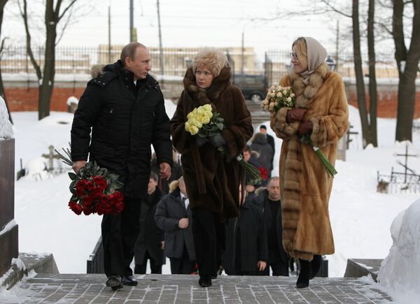 Vladímir Putin, Liudmila Narusova y Ksenia Sobchak en 2010 Vladímir Putin, Liudmila Narusova y Ksenia Sobchak en 2010 - Sputnik Mundo