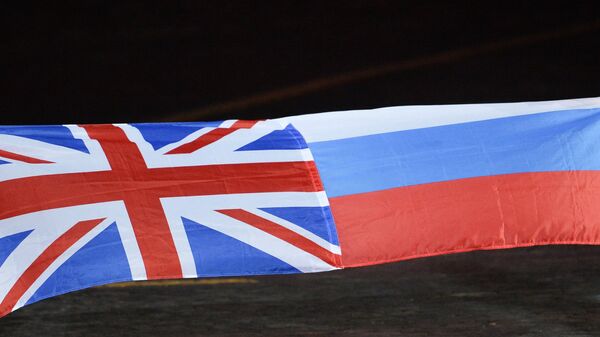 Las banderas de Reino Unido y Rusia - Sputnik Mundo