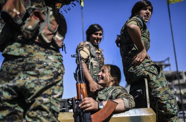 Así celebraron la liberación de Al Raqa las combatientes kurdas - Sputnik Mundo