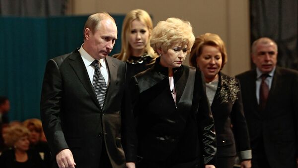 Vladímir Putin, actual presidente de Rusia, Liudmila Narusova, Ksenia Sobchak y Valentina Matvienko (archivo) - Sputnik Mundo