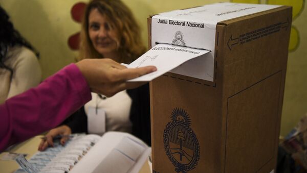 Una persona vota en las elecciones legislativas de Argentina el 22 de octubre - Sputnik Mundo