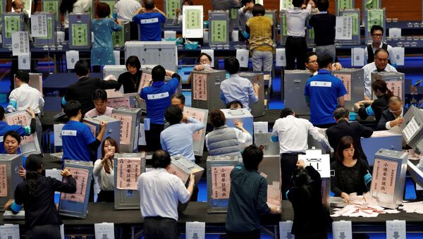 Oficiales realizan el conteo de votos de las elecciones de Japón del 22 de octubre - Sputnik Mundo