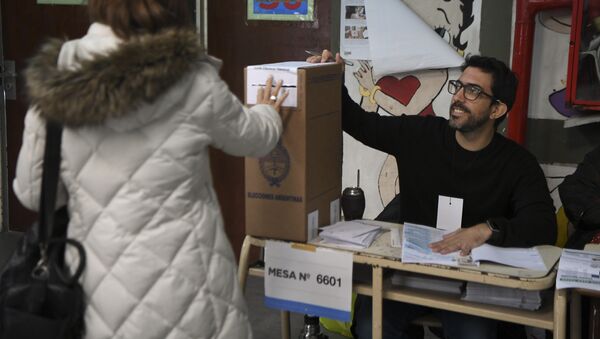 Una persona vota en las elecciones legislativas de Argentina - Sputnik Mundo