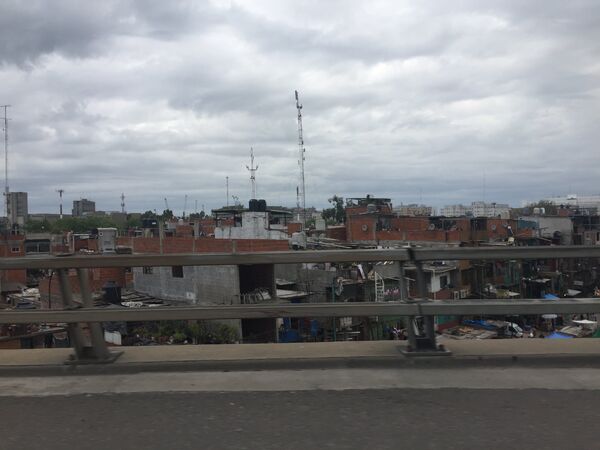 Villa 31, vista desde la autopista que atraviesa el barrio Villa 31, vista desde la autopista que atraviesa el barrio - Sputnik Mundo