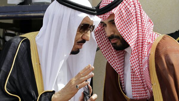 El rey saudí Salman bin Abdulaziz Saud (a la izquierda) y su hijo, el príncipe heredero Mohamed bin Salmán (a la derecha) durante el Foro de Cooperación del Golfo (archivo) - Sputnik Mundo