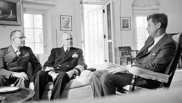 Un encuentro de John F. Kennedy con el general David Shoup y el almirante George Anderson sobre Cuba, octubre del año 1962 - Sputnik Mundo
