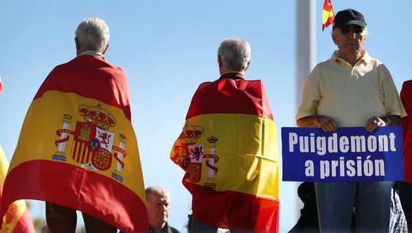 Protestas en contra de Carles Puigdemont, presidente de Cataluña - Sputnik Mundo