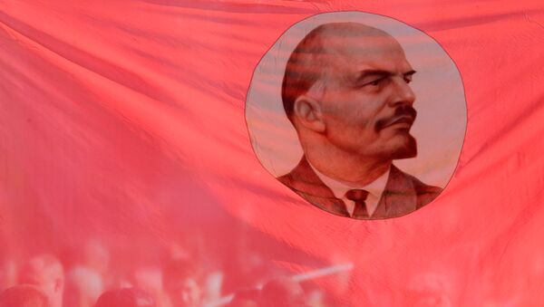 Bandera con la imagen de Vladímir Lenin, ex líder de la URSS (archivo) - Sputnik Mundo