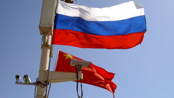 Banderas de Rusia y China (imagen referencial) - Sputnik Mundo