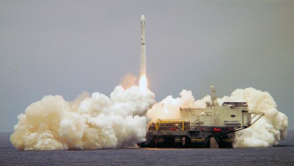 El cosmódromo flotante Sea Launch en el momento de despegue del cohete portador Zenit-3SL (archivo) - Sputnik Mundo