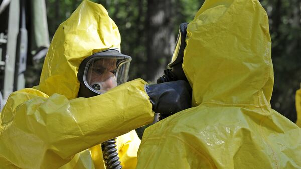 Militares en trajes de riesgo biológico (imagen referencial) - Sputnik Mundo