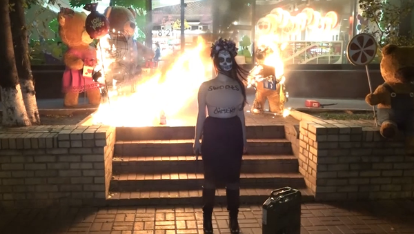 Bombones o 'impeachment': la dulce protesta de Femen contra Poroshenko - Sputnik Mundo
