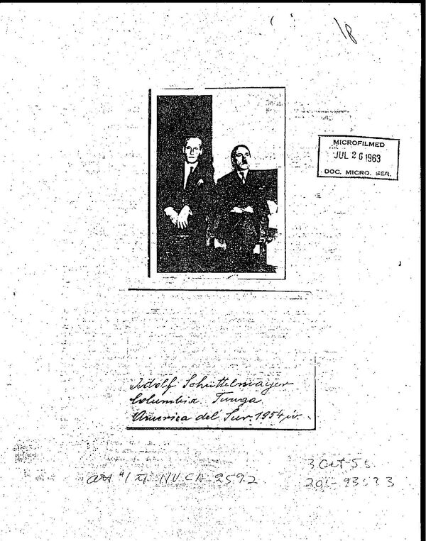 Tercera página del informe desclasificado de la CIA sobre la presencia de Adolf Hitler en Colombia, con la foto que acredita su supuesto viaje. Tercera página del informe desclasificado de la CIA sobre la presencia de Adolf Hitler en Colombia, con la foto que acredita su supuesto viaje. - Sputnik Mundo