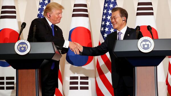 El presidente de EEUU, Donald Trump, y el presidente de Corea del Sur, Moon Jae-in - Sputnik Mundo
