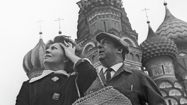 Pablo Neruda y su esposa Matilde Urrutia en Moscú en 1962. - Sputnik Mundo