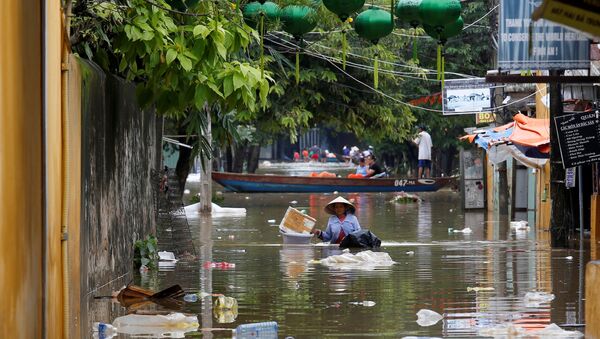 Situación en Vietnam tras el paso del tifón Damrey - Sputnik Mundo