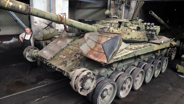 Tanques T-72 se reparan en la planta de Lviv, Ucrania - Sputnik Mundo