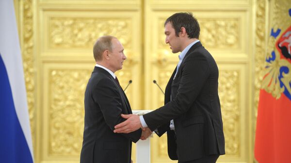 Presidente de Rusia, Vladímir Putin, y jugador de hockey ruso, Alexandr Ovechkin (archivo) - Sputnik Mundo