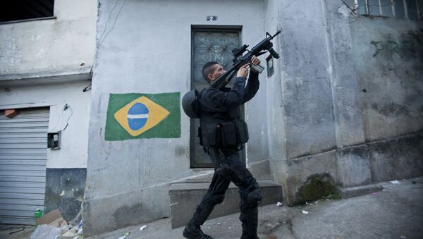 Un policía del Batallón de Operaciones Policiales Especiales de Rio de Janeiro - Sputnik Mundo