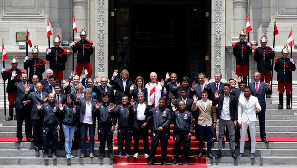 El presidente de Perú, Pedro Pablo Kuczynski con la selección de fútbol peruana - Sputnik Mundo