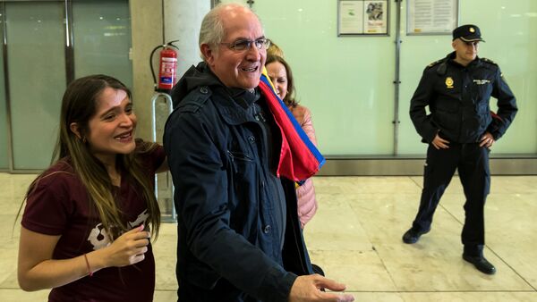 El opositor venezolano Antonio Ledezma tras aterrizar en Madrid - Sputnik Mundo