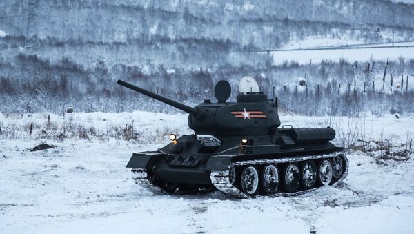 El tanque soviético T-34 durante ejercicios militares en condiciones invernales - Sputnik Mundo