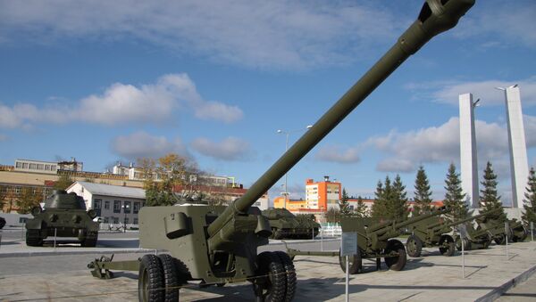 Сañón antitanque soviético BS-3 en el museo de la ciudad Verjnaya Pichma (archivo) - Sputnik Mundo