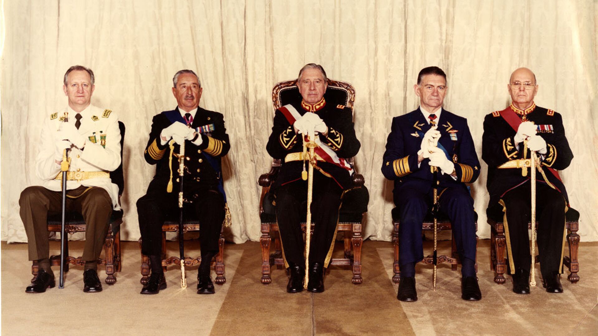 Fernando Matthei (cuarto de izquierda a derecha) con los otros miembros de la Junta de Gobierno (archivo) - Sputnik Mundo, 1920, 13.08.2021