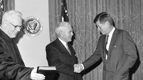 El director de la CIA, John McCone, y el presidente de EEUU, John F. Kennedy - Sputnik Mundo