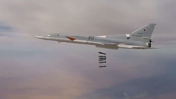 El Tu-22M3 ruso bombardea los depósitos de armas de Daesh en Siria (archivo) - Sputnik Mundo