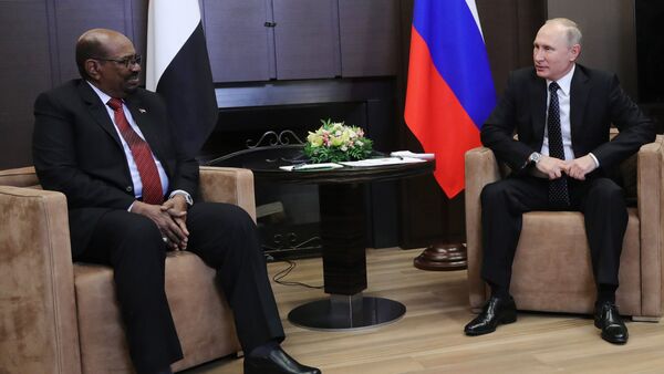 El presidente ruso, Vladímir Putin con su par sudanés, Omar Bashir - Sputnik Mundo