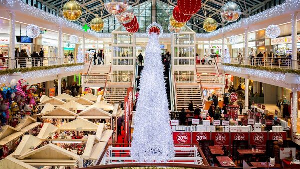 Un centro comercial durante las rebajas de Navidad (imagen ilustrativa) - Sputnik Mundo