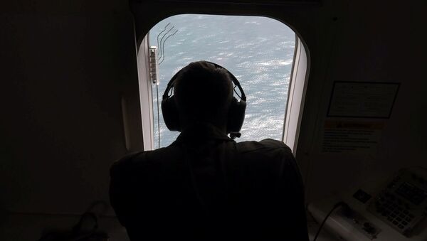 Un oficial de la Marina de EEUU ayuda a buscar el submarino ARA San Juan (archivo) - Sputnik Mundo