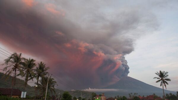Volcán Agung en Indonesia - Sputnik Mundo
