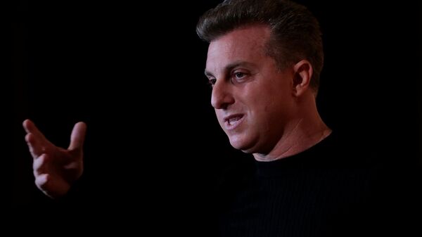 Brazilian television host Luciano Huck speaks during a forum hosted by the news magazine Veja in Sao Paulo, Brazil - Sputnik Mundo