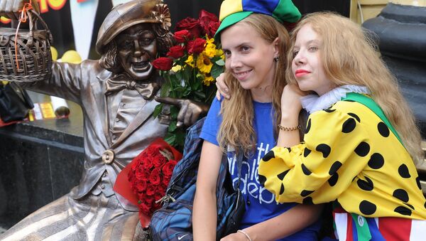 Jóvenes posan con el monumento al payado en la ciudad de Rostov del Don, Rusia - Sputnik Mundo