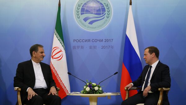 Primer vicepresidente de Irán, Eshaq Yahanguiri, con primer ministro ruso, Dmitri Medvédev - Sputnik Mundo