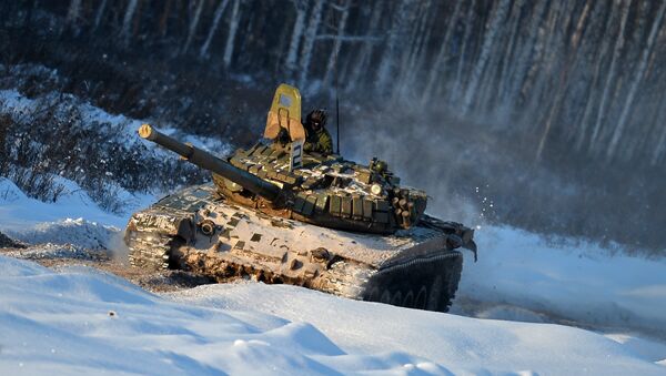 Un tanque ruso T-72 sobre la nieve - Sputnik Mundo