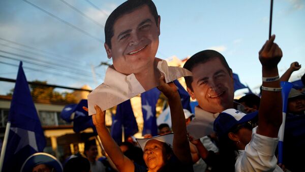 Retratos del presidente de Honduras y candidato nacionalista, Juan Orlando Hernández - Sputnik Mundo