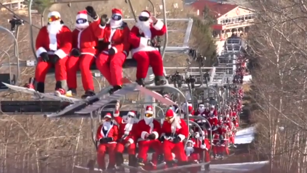 Oleada de Santa Claus esquiadores en EEUU - Sputnik Mundo