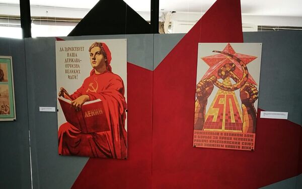Afiches expuestos en la muestra '100 años de Octubre Rojo', en Montevideo, Uruguay. - Sputnik Mundo