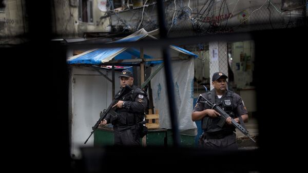 Policía militar brasileña en una favela de Río de Janeiro (archivo) - Sputnik Mundo