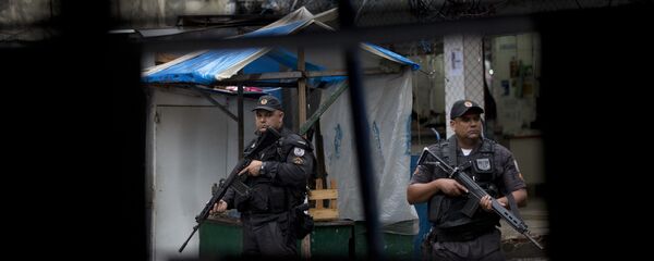 Policía militar brasileña en la favela Rocinha de Río de Janeiro (archivo) Policía militar brasileña en la favela Rocinha de Río de Janeiro (archivo) - Sputnik Mundo