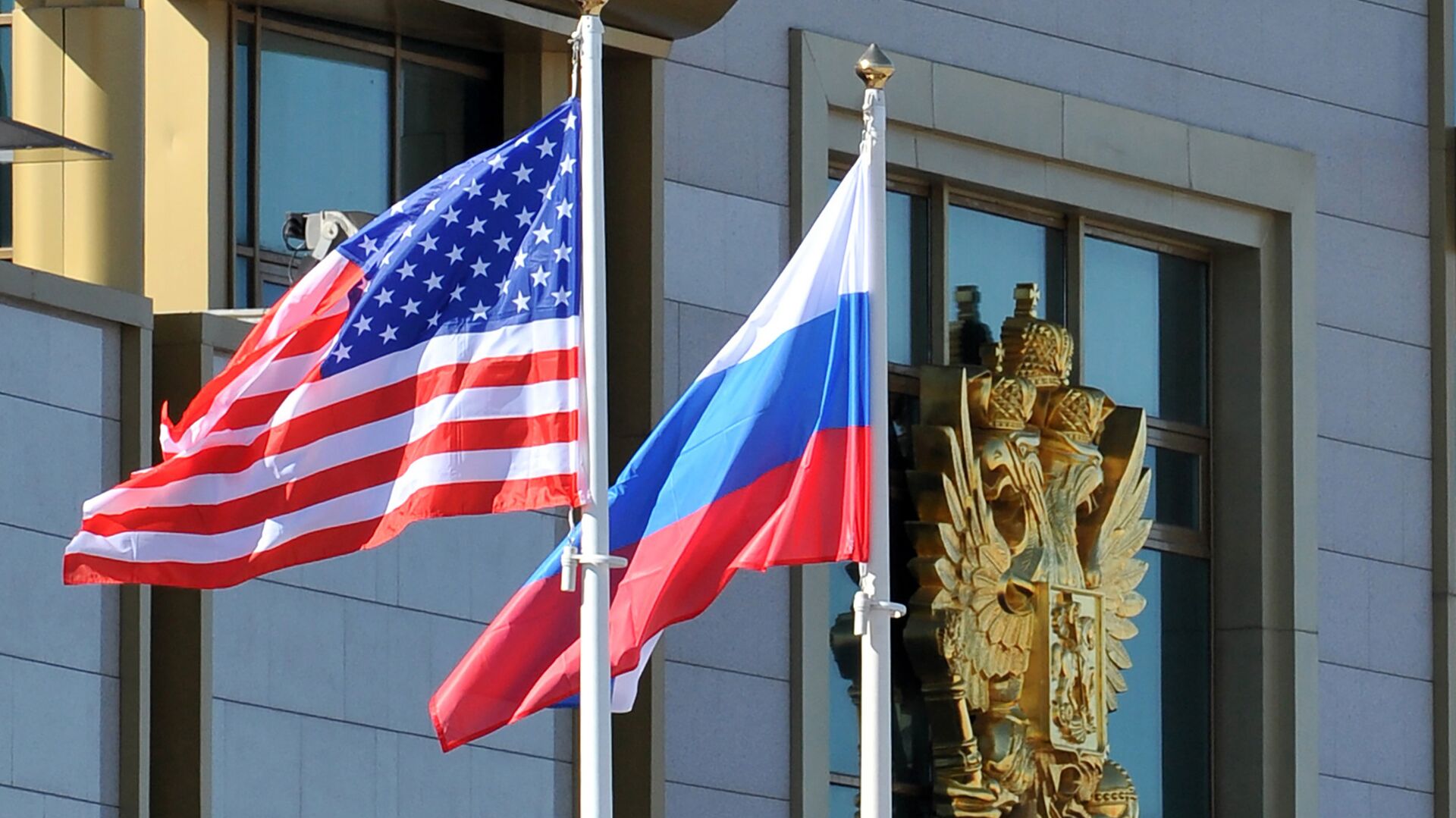 Banderas de EEUU y Rusia - Sputnik Mundo, 1920, 03.03.2021