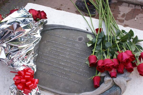 Placa de Azucena Villaflor, la fundadora de las Madres de Plaza de Mayo Placa de Azucena Villaflor, la fundadora de las Madres de Plaza de Mayo - Sputnik Mundo