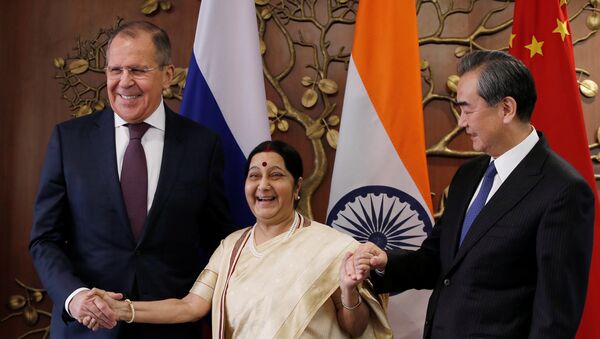 El canciller ruso, Serguéi Lavrov, ministra de Exteriores india, Sushma Swaraj, y el canciller chino, Wang Yi - Sputnik Mundo