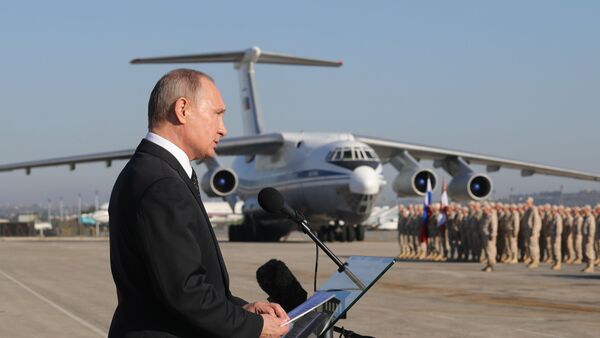 El presidente de Rusia, Vladímir Putin, visita la base rusa en Siria, Hmeymim - Sputnik Mundo