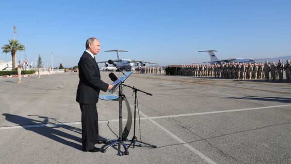 El presidente de Rusia, Vladímir Putin, visita la base rusa en Hmeymim, Siria - Sputnik Mundo