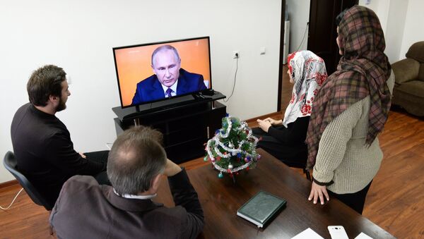 Ciudadanos rusos ven por la televisión la gran rueda de prensa anual de Vladímir Putin - Sputnik Mundo
