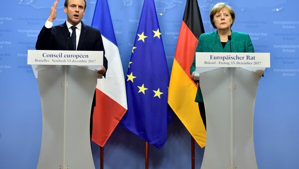 El líder galo Emmanuel Macron y la canciller alemana, Angela Merkel - Sputnik Mundo